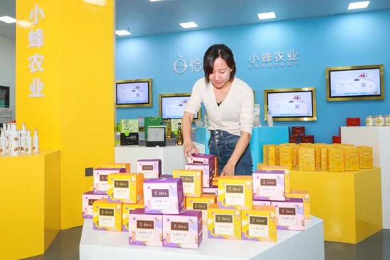 浦東援疆干部跨越5000公里兌現(xiàn)莊嚴(yán)承諾 為莎車(chē)帶來(lái)新變化